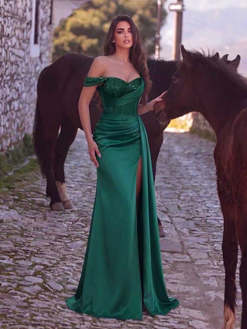 Robe de soirée élégante pour femme à col asymétrique avec détails en sequins contrastés, bustier structuré et fente haute, idéale pour mariages et événements habillés