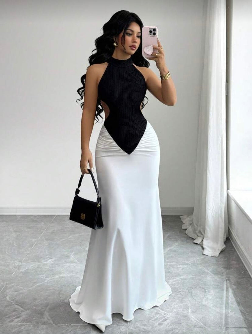Robe Maxi Ajustée Noir et Blanc, Épaules Dénudées, Fente Haute, Design Color Block, Élégante pour Soirée et Événement