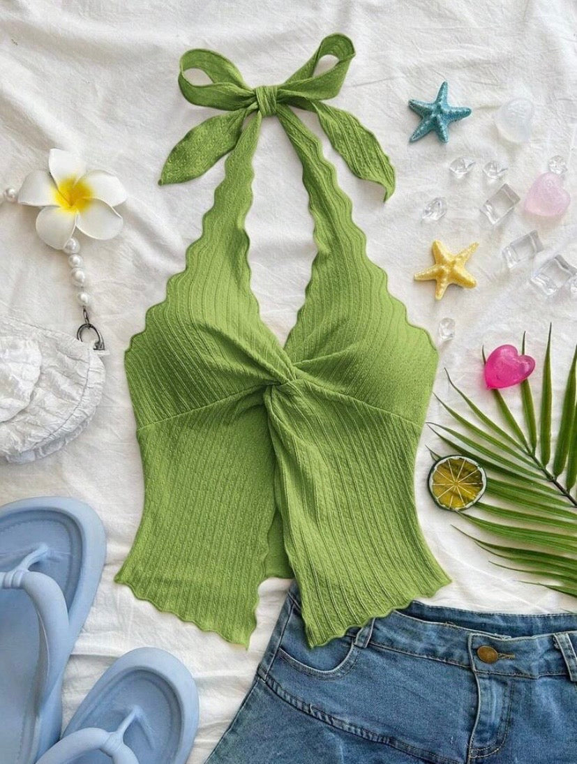 Top camisole tendance pour femme avec col halter, dos ouvert, détail noué et fente élégante pour un style séduisant et moderne