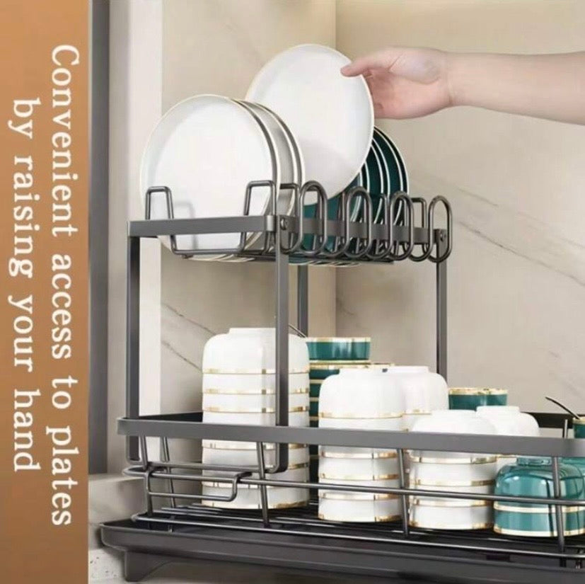 Égouttoir à vaisselle double niveau en métal et acier carbone, avec supports pour couverts, couteaux et tasses, design robuste et gain de place pour une cuisine organisée.