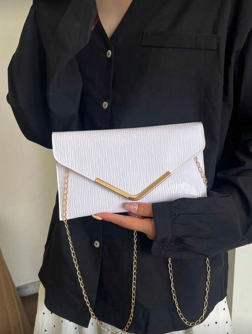 Sac bandoulière à rabat texturé avec bord métallique et chaîne, style élégant et polyvalent 👜