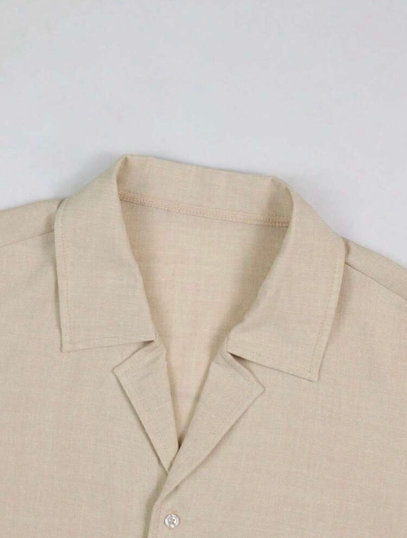 Ensemble homme avec chemise à col et pantalon droit, style décontracté et moderne, idéal pour le quotidien, les loisirs et les activités de plein air.