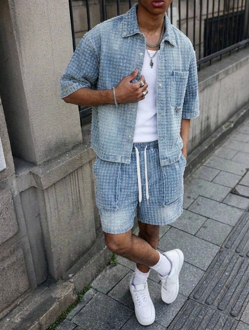 Ensemble en denim bleu pour homme style streetwear avec détails crochet, look décontracté moderne en jean.