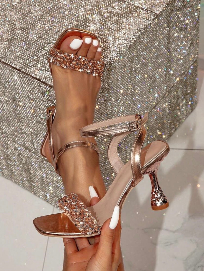 Sandales mode pour femme à talons hauts avec bout carré, bride transparente et sangle à la cheville ornée de strass scintillants, idéales pour le printemps, l’été et l’automne