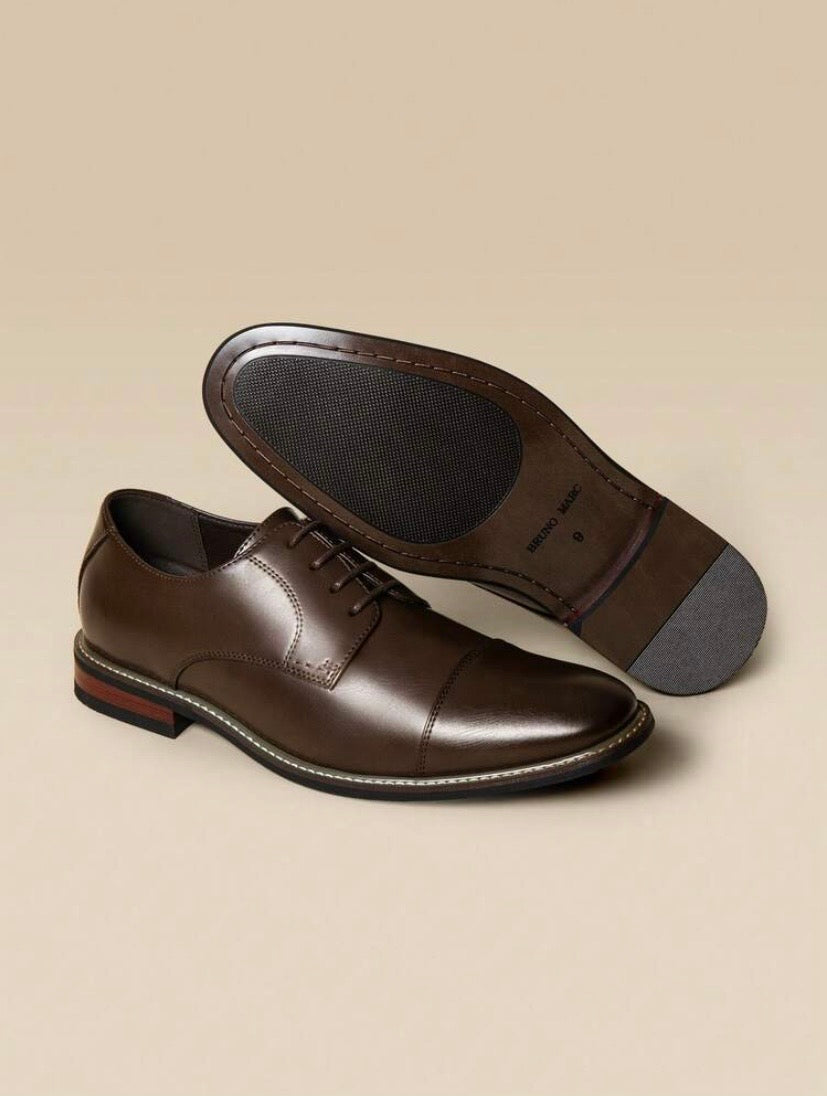 Chaussures Oxford classiques pour homme à lacets, au design moderne et élégant pour les occasions formelles.