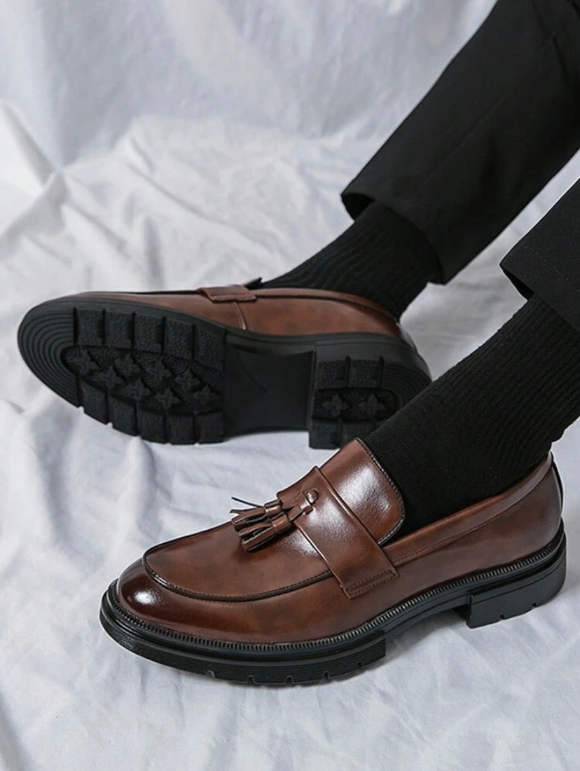 Chaussures habillées pour homme en cuir PU à semelle épaisse avec pampilles décoratives, modèle à enfiler idéal pour mariages et occasions professionnelles.