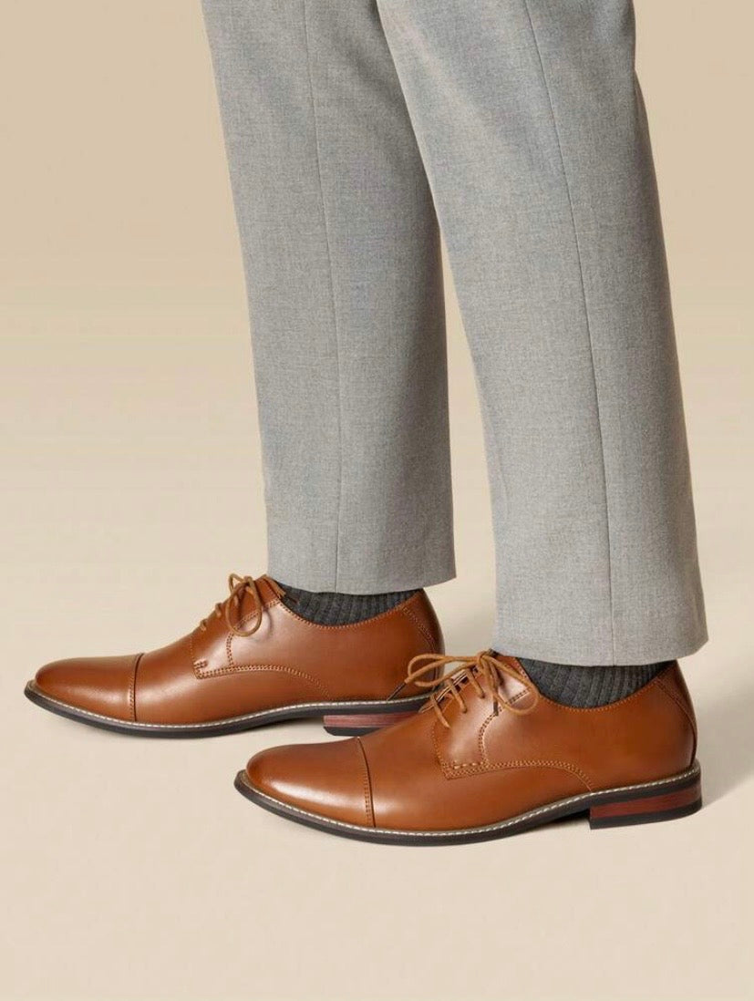 Chaussures Oxford classiques pour homme à lacets, au design moderne et élégant pour les occasions formelles.