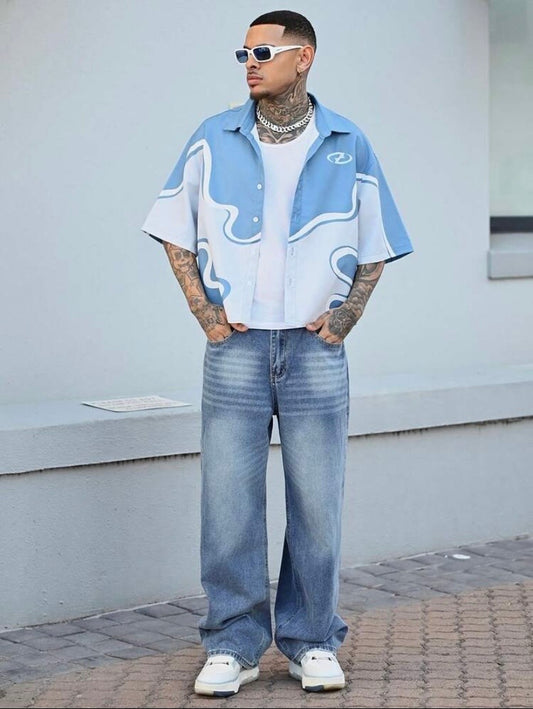 Chemise décontractée pour homme à coupe ample avec col rabattu et imprimé digital, idéale pour un style estival moderne.