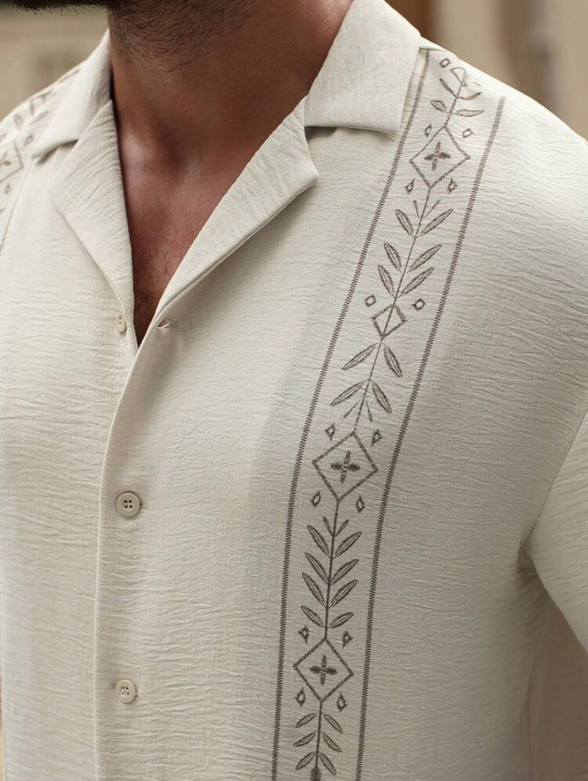 Ensemble homme décontracté en tissu gaufré avec chemise imprimée à manches courtes et pantalon à taille élastique avec cordon, idéal pour vacances, soirées et tenues confortables du quotidien