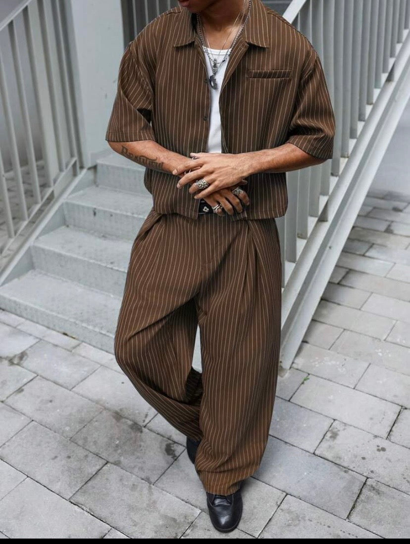 Ensemble streetwear unisexe avec haut à manches courtes rayé et pantalon ample, style japonais décontracté idéal pour l’été et les sorties en ville.