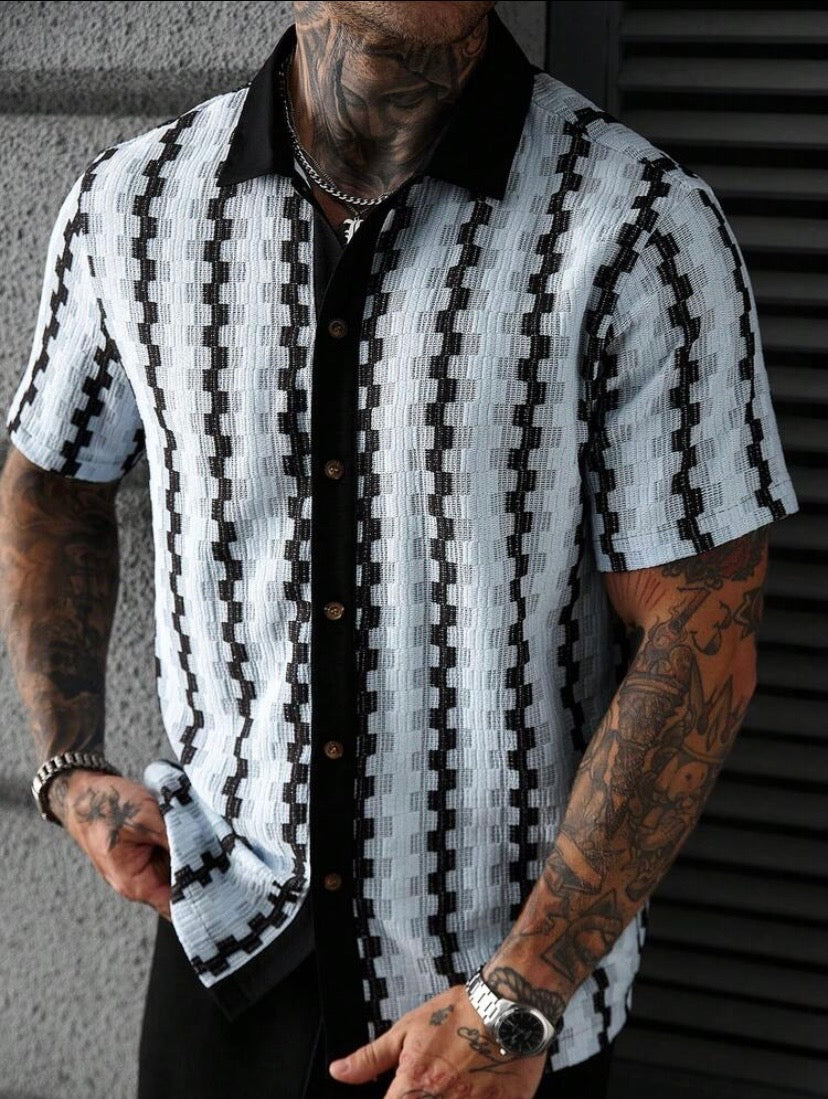 Chemise casual pour homme à manches courtes avec col à contraste et design patchwork, style estival moderne à boutonnière, idéale pour une tenue décontractée quotidienne