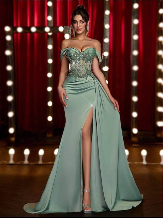 Robe de soirée luxueuse verte en satin avec dentelle, sequins et appliqués faits main, coupe sirène avec fente élégante et ourlet drapé, idéale pour événements formels et galas
