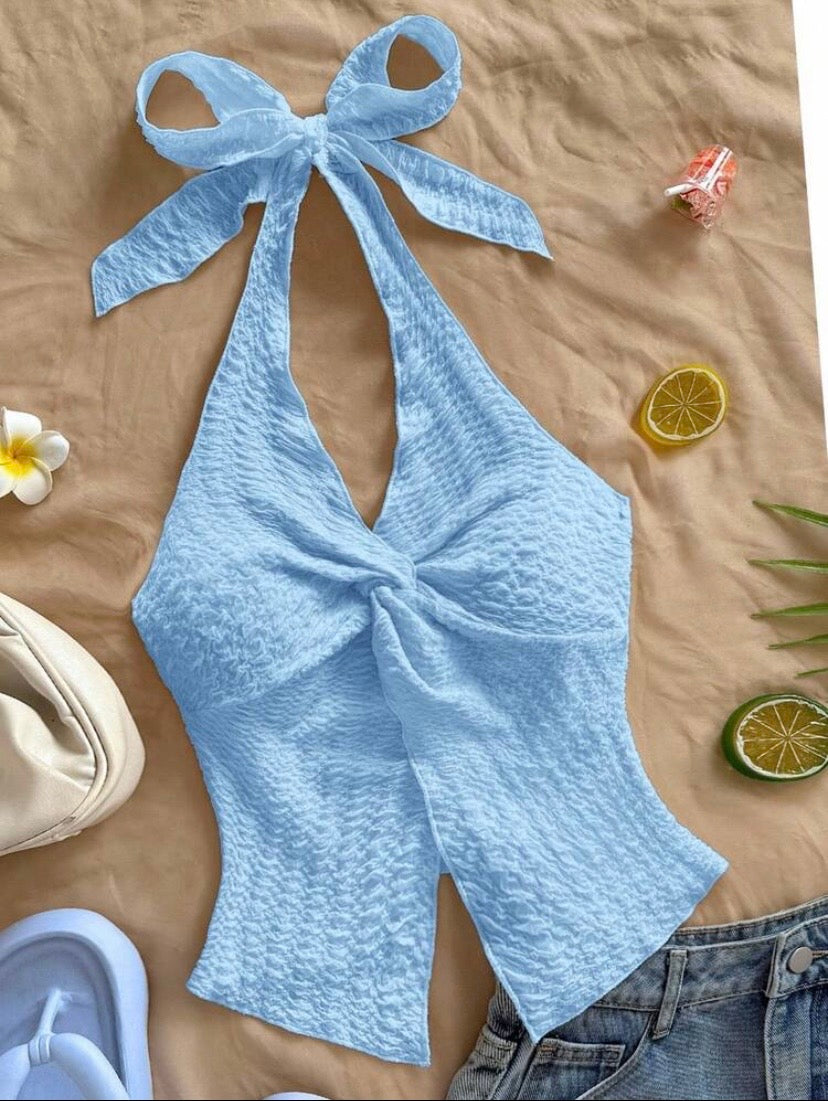 Top camisole tendance pour femme avec col halter, dos ouvert, détail noué et fente élégante pour un style séduisant et moderne