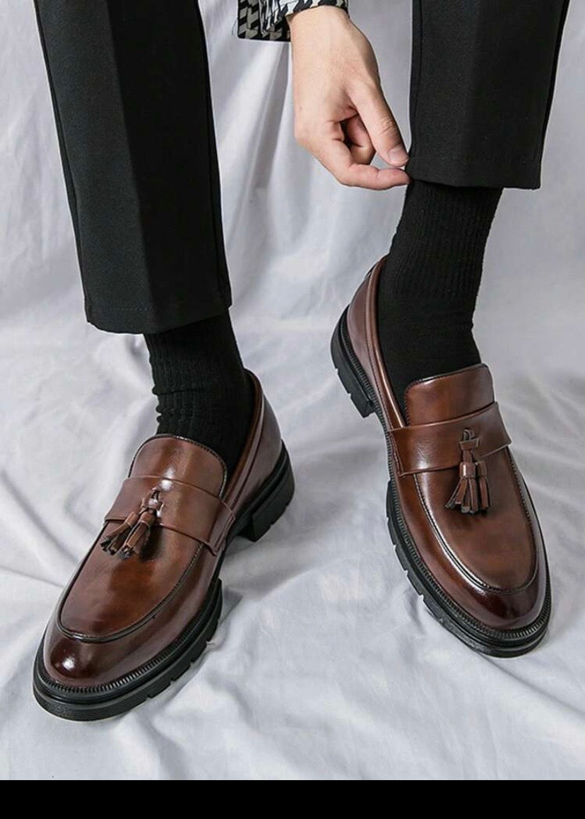 Chaussures habillées pour homme en cuir PU à semelle épaisse avec pampilles décoratives, modèle à enfiler idéal pour mariages et occasions professionnelles.