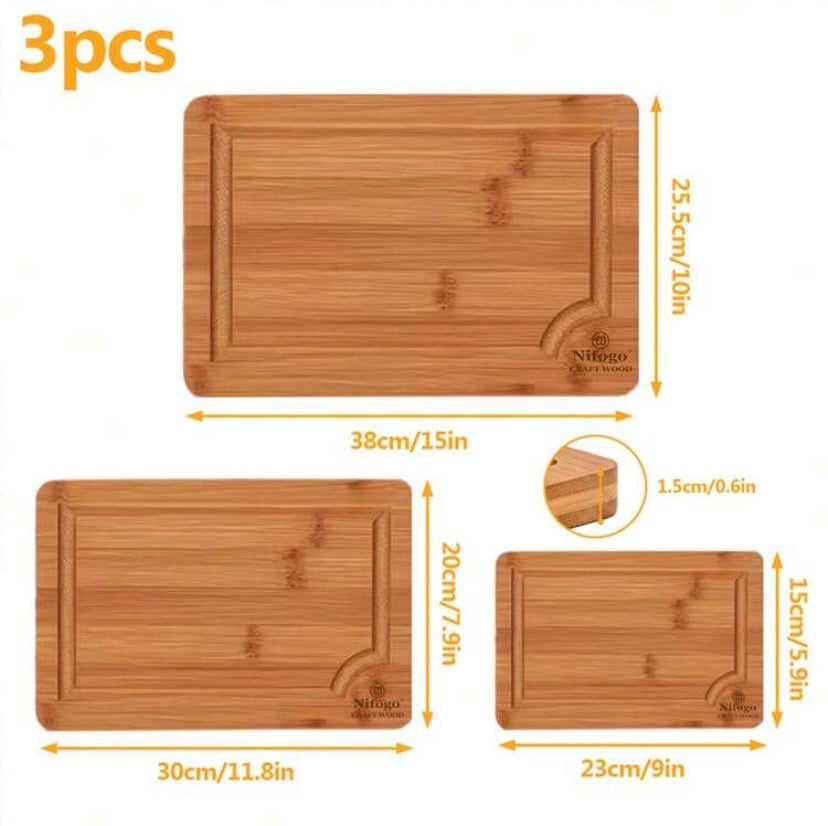 Lot de 3 planches à découper en bambou, robustes et durables, avec rainures récupératrices de jus, idéales pour la cuisine et le service.