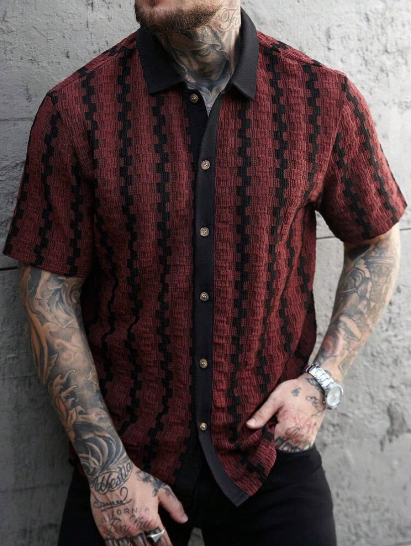 Chemise casual pour homme à manches courtes avec col à contraste et design patchwork, style estival moderne à boutonnière, idéale pour une tenue décontractée quotidienne