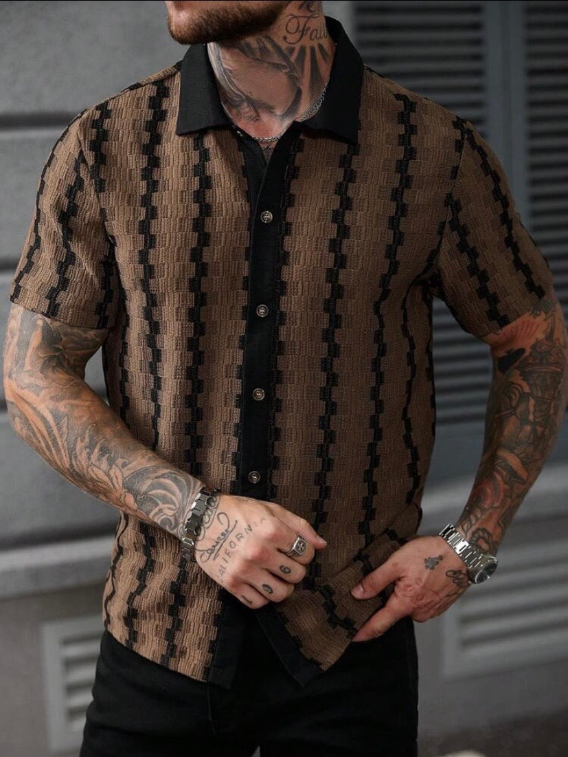 Chemise casual pour homme à manches courtes avec col à contraste et design patchwork, style estival moderne à boutonnière, idéale pour une tenue décontractée quotidienne