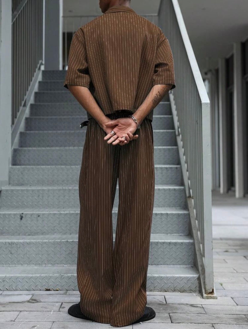 Ensemble streetwear unisexe avec haut à manches courtes rayé et pantalon ample, style japonais décontracté idéal pour l’été et les sorties en ville.