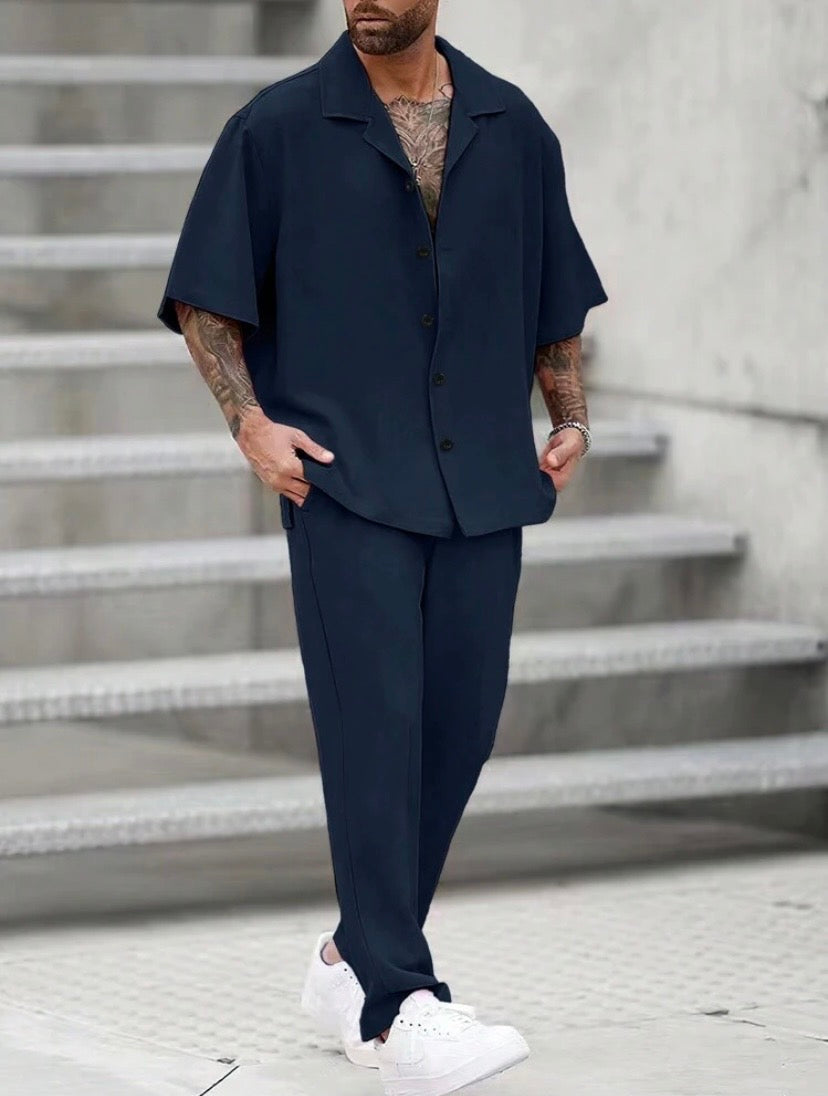Ensemble décontracté pour homme coupe ample en couleur unie avec chemise à col à revers et pantalon confortable.