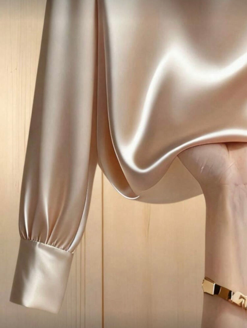 Blouse satinée à manches longues avec perles décoratives, coupe fluide et élégante 👚