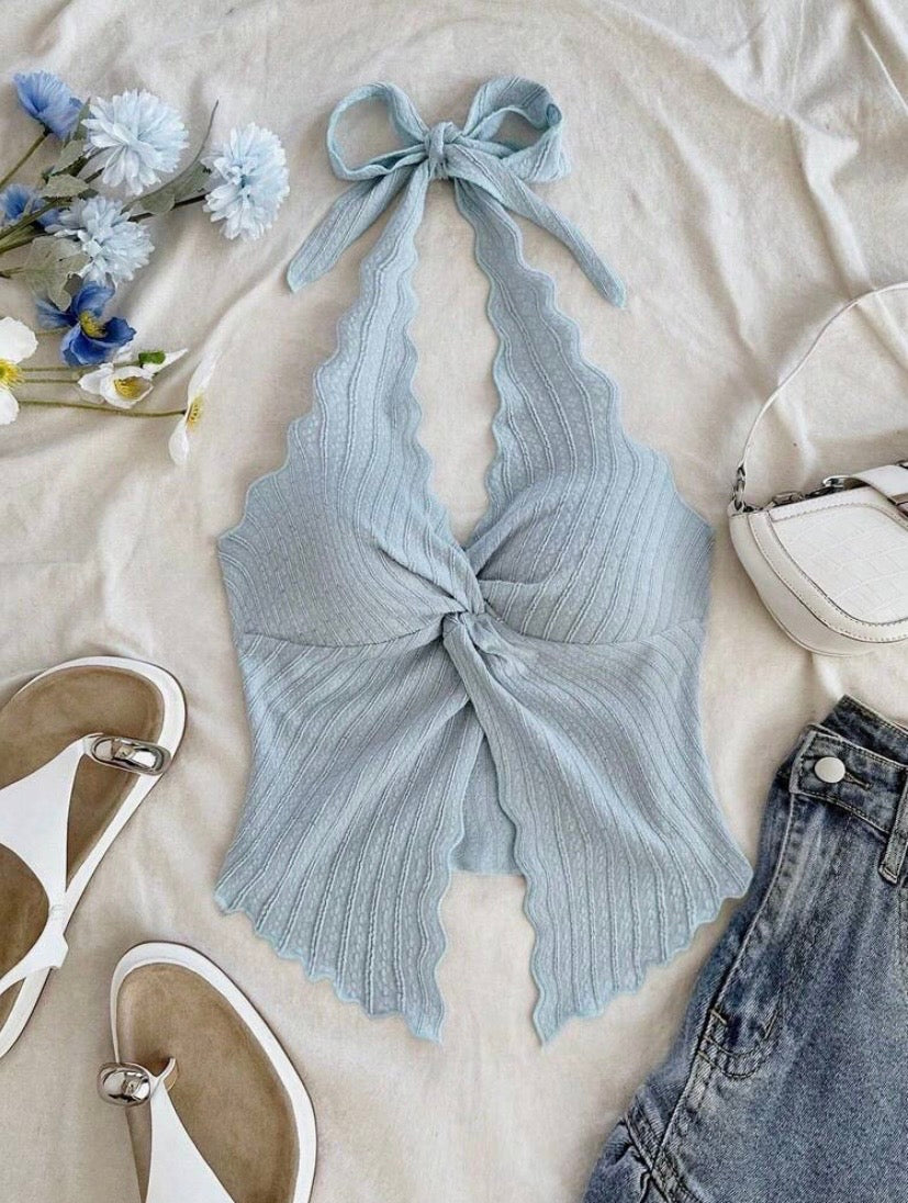 Top camisole tendance pour femme avec col halter, dos ouvert, détail noué et fente élégante pour un style séduisant et moderne