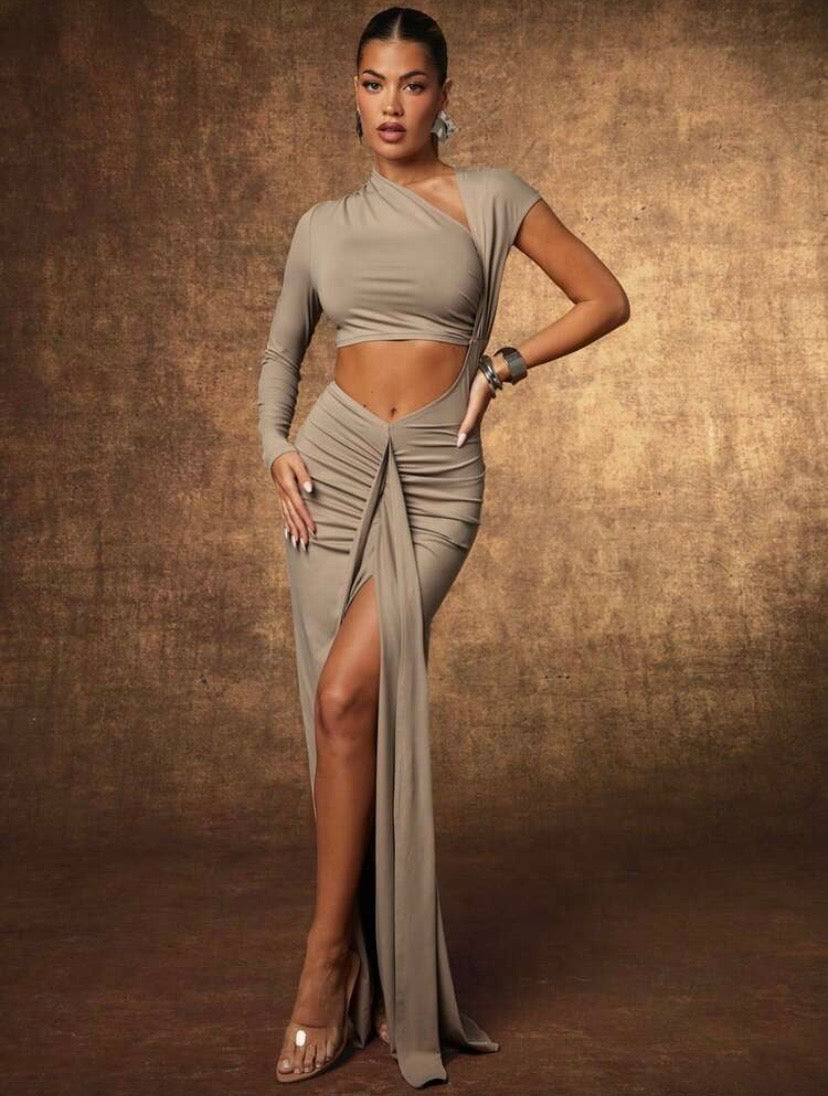 Robe maxi drapée avec découpes et fente frontale, allure élégante ✨