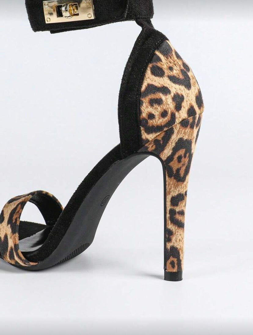 Sandales stilettos à talons hauts avec boucle métallique et imprimé élégant 👠✨