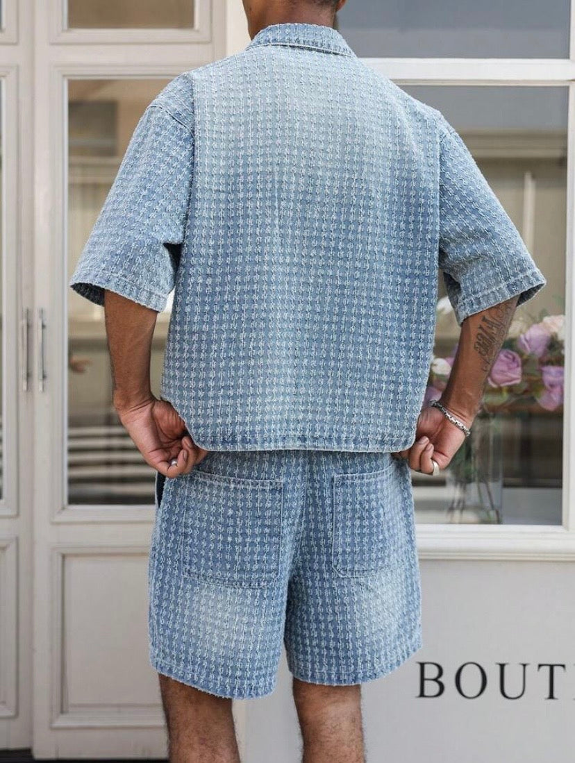 Ensemble en denim bleu pour homme style streetwear avec détails crochet, look décontracté moderne en jean.