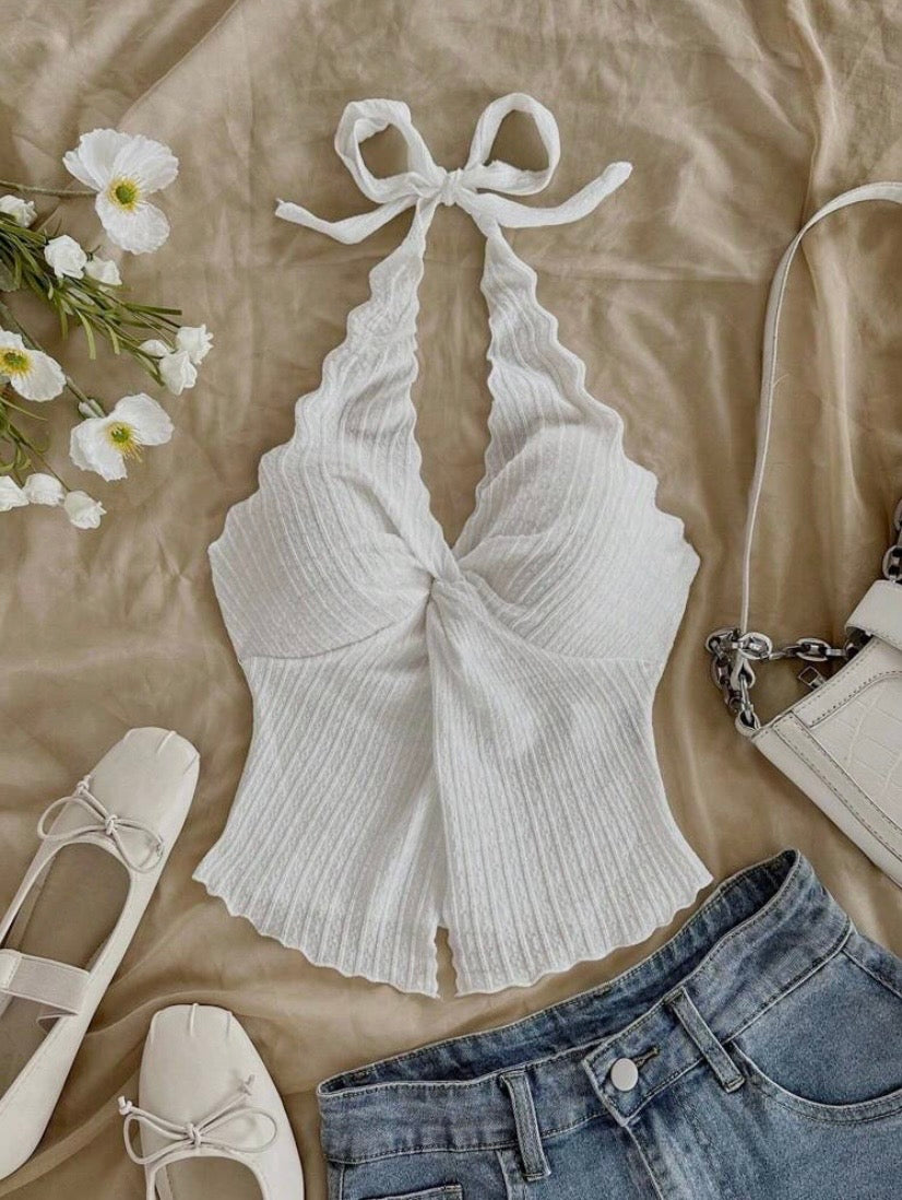 Top camisole tendance pour femme avec col halter, dos ouvert, détail noué et fente élégante pour un style séduisant et moderne