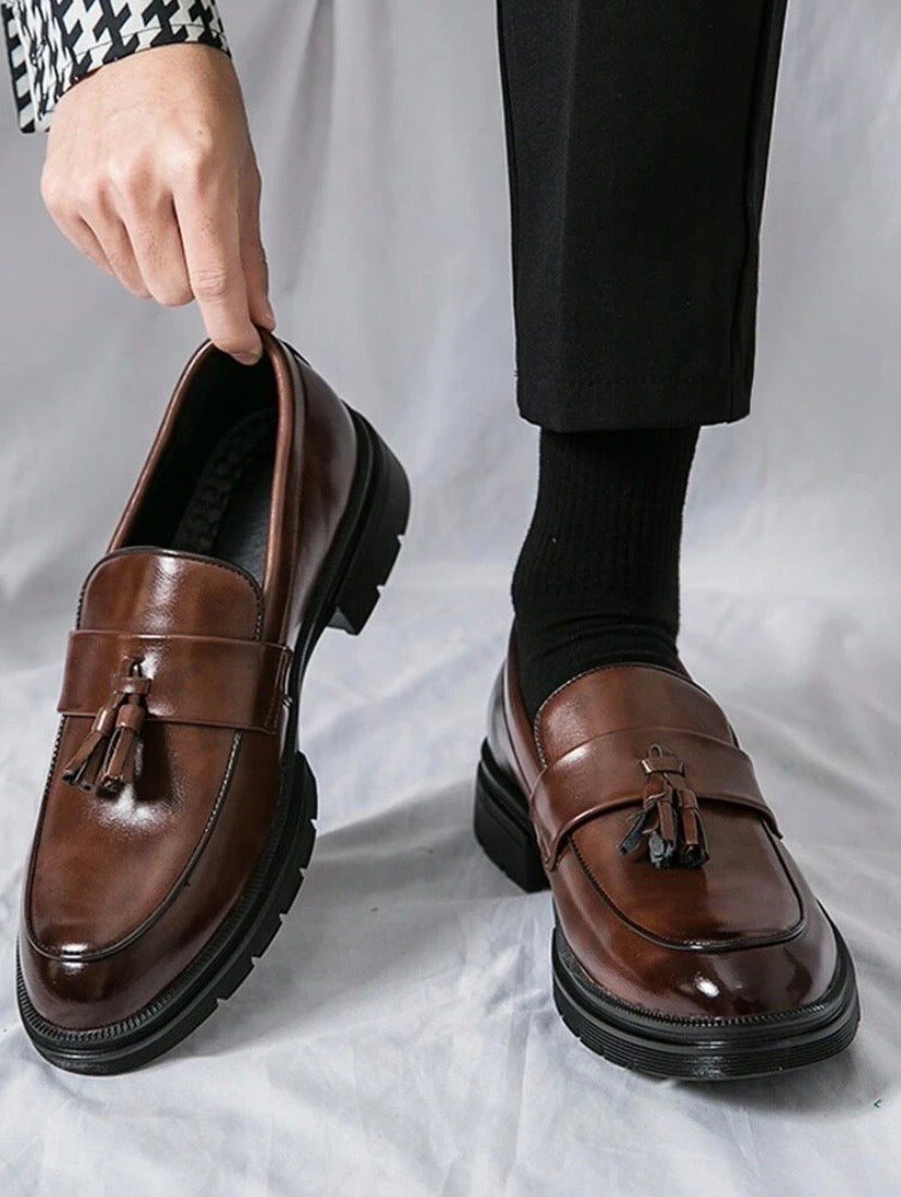 Chaussures habillées pour homme en cuir PU à semelle épaisse avec pampilles décoratives, modèle à enfiler idéal pour mariages et occasions professionnelles.