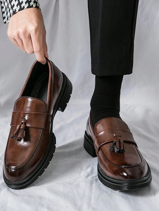 Chaussures habillées pour homme en cuir PU à semelle épaisse avec pampilles décoratives, modèle à enfiler idéal pour mariages et occasions professionnelles.