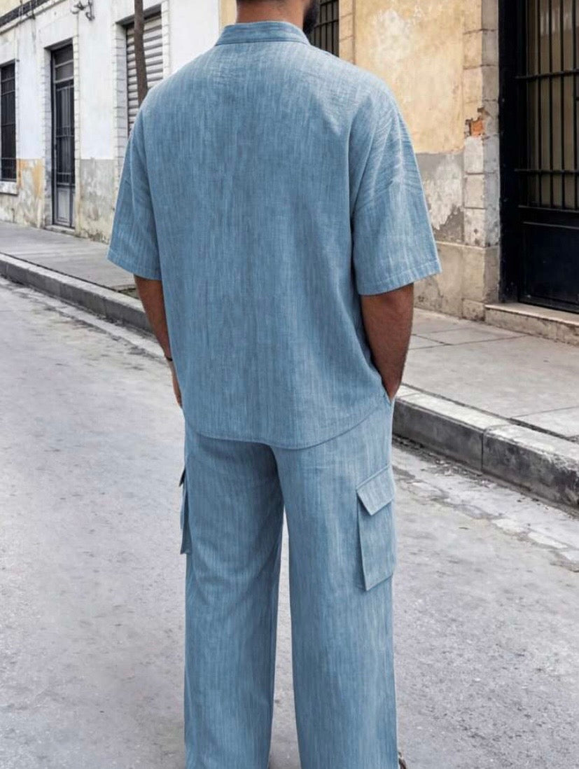 Ensemble décontracté pour homme avec chemise à col mao et pantalon ample effet lin, idéal pour les sorties, voyages et vacances d’été.