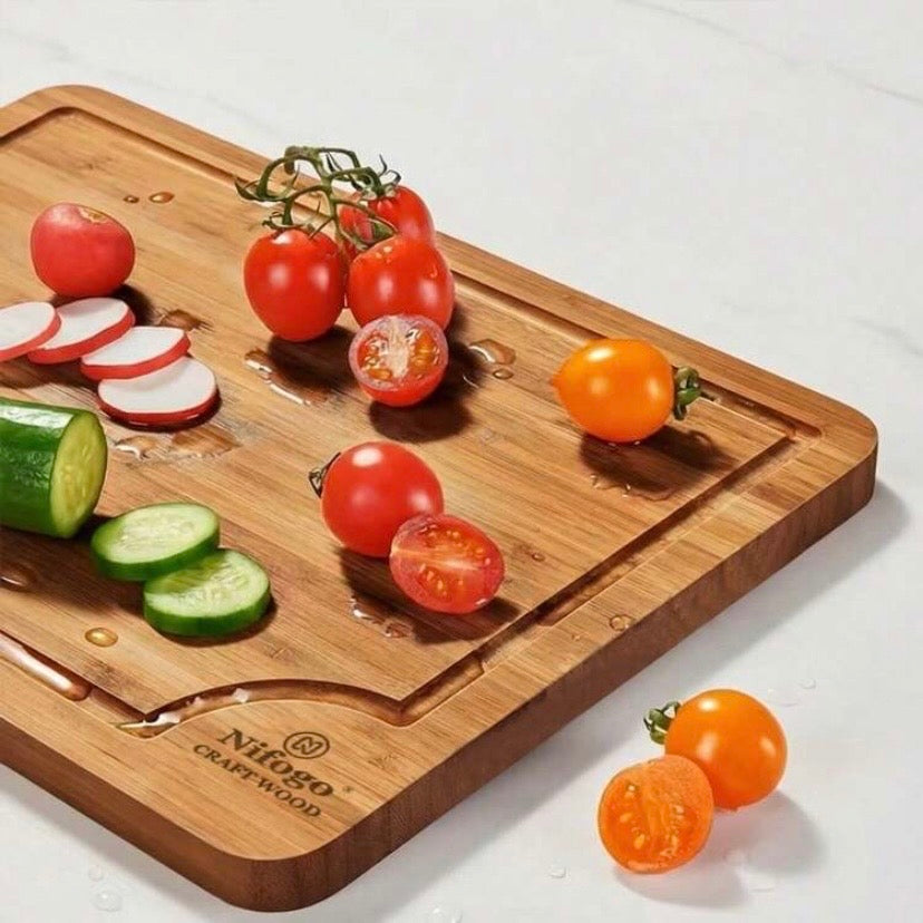 Lot de 3 planches à découper en bambou, robustes et durables, avec rainures récupératrices de jus, idéales pour la cuisine et le service.