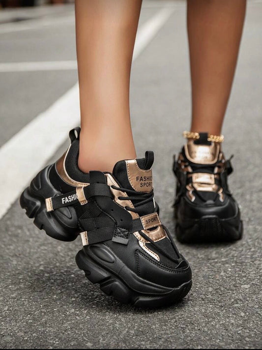 Baskets compensées à lacets avec empiècements en mesh et motifs contrastants, confortables et polyvalentes 👟