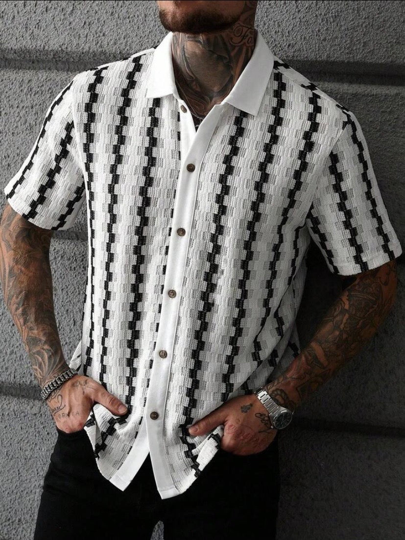 Chemise casual pour homme à manches courtes avec col à contraste et design patchwork, style estival moderne à boutonnière, idéale pour une tenue décontractée quotidienne