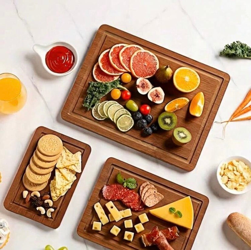 Lot de 3 planches à découper en bambou, robustes et durables, avec rainures récupératrices de jus, idéales pour la cuisine et le service.