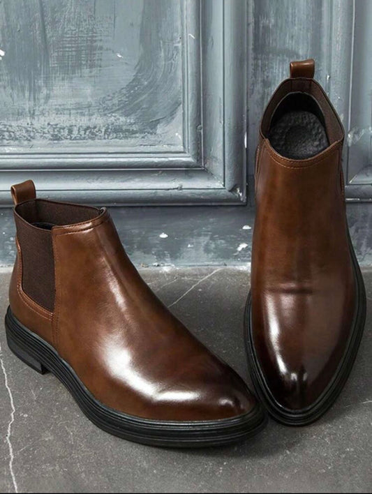 Bottines Chelsea habillées pour homme à bout pointu, design minimaliste et enfilage facile, disponibles en grandes tailles.
