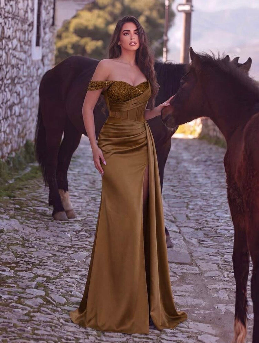 Robe de soirée élégante pour femme à col asymétrique avec détails en sequins contrastés, bustier structuré et fente haute, idéale pour mariages et événements habillés