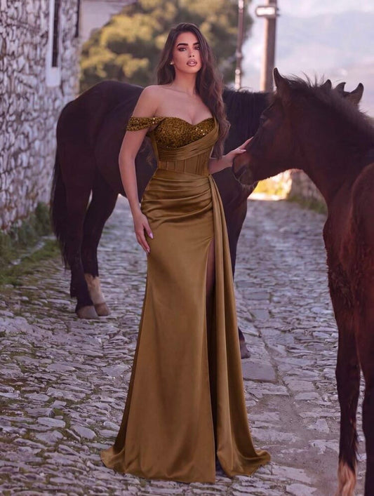 Robe de soirée élégante pour femme à col asymétrique avec détails en sequins contrastés, bustier structuré et fente haute, idéale pour mariages et événements habillés