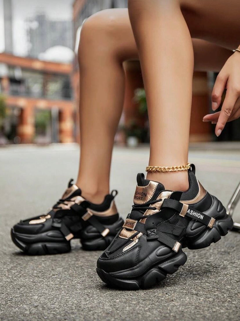 Baskets compensées à lacets avec empiècements en mesh et motifs contrastants, confortables et polyvalentes 👟