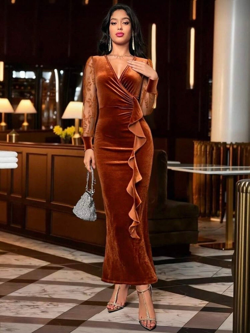 Robe élégante à col V croisé avec empiècements en dentelle et ourlet volanté