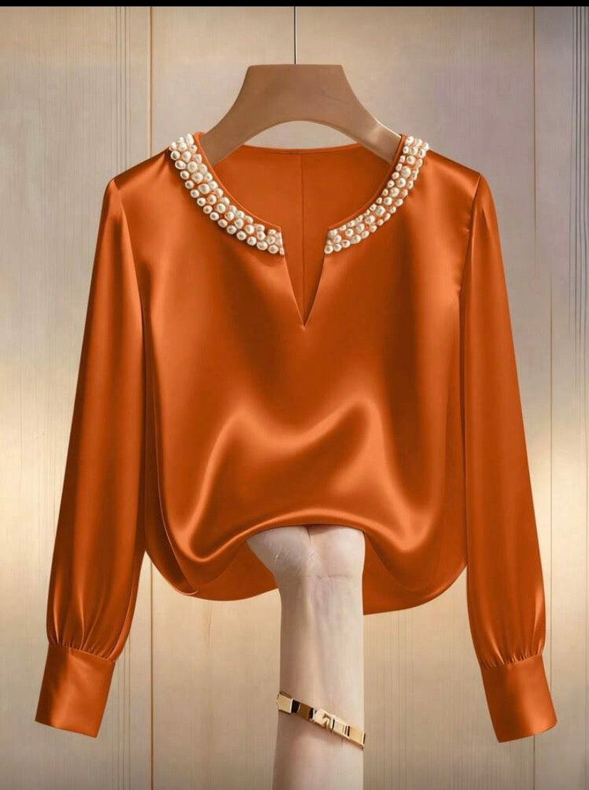 Blouse satinée à manches longues avec perles décoratives, coupe fluide et élégante 👚