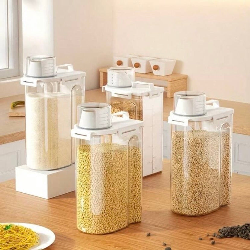 Lot de 4 boîtes de conservation hermétiques pour aliments secs avec gobelet doseur, idéales pour riz, céréales, farine, sucre ou nourriture pour animaux.