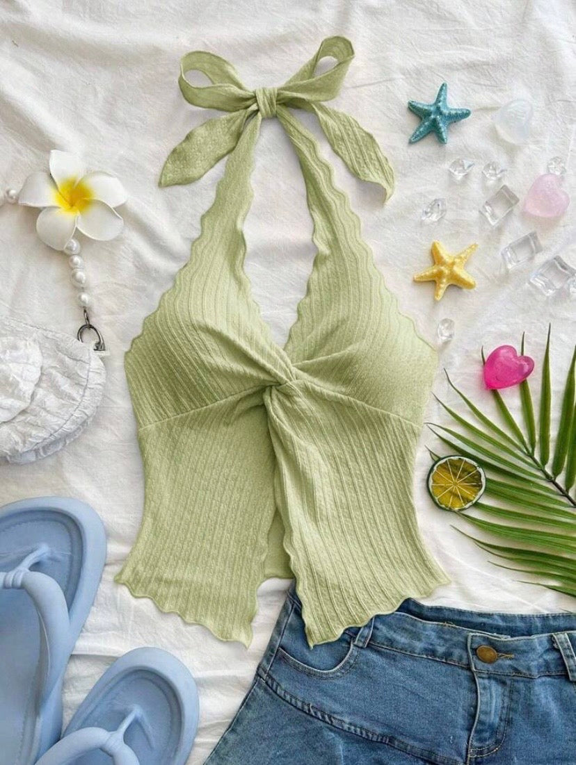 Top camisole tendance pour femme avec col halter, dos ouvert, détail noué et fente élégante pour un style séduisant et moderne