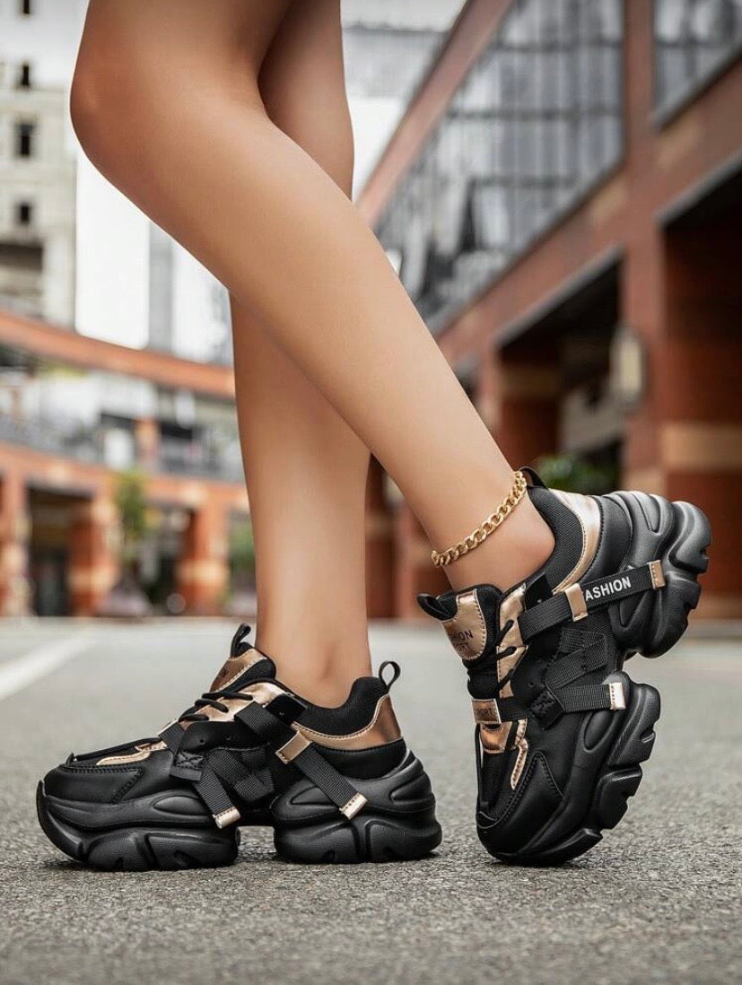 Baskets compensées à lacets avec empiècements en mesh et motifs contrastants, confortables et polyvalentes 👟