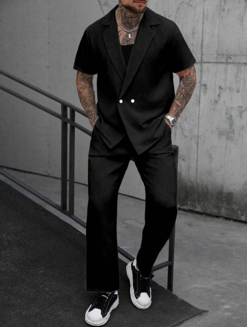 Ensemble homme style Old Money avec chemise croisée à manches courtes et pantalon décontracté à poches inclinées, idéal pour l’été et les vacances.