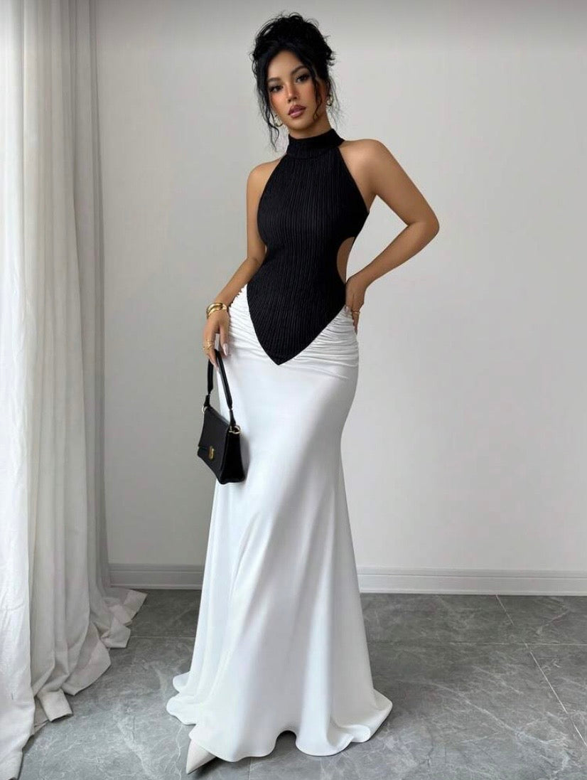 Robe Maxi Ajustée Noir et Blanc, Épaules Dénudées, Fente Haute, Design Color Block, Élégante pour Soirée et Événement