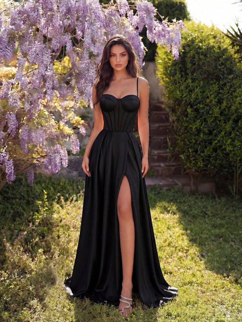 Robe longue élégante pour femme à bretelles fines et col cœur, dos ouvert croisé avec fente haute et taille marquée, idéale pour soirée, mariage et occasions habillées