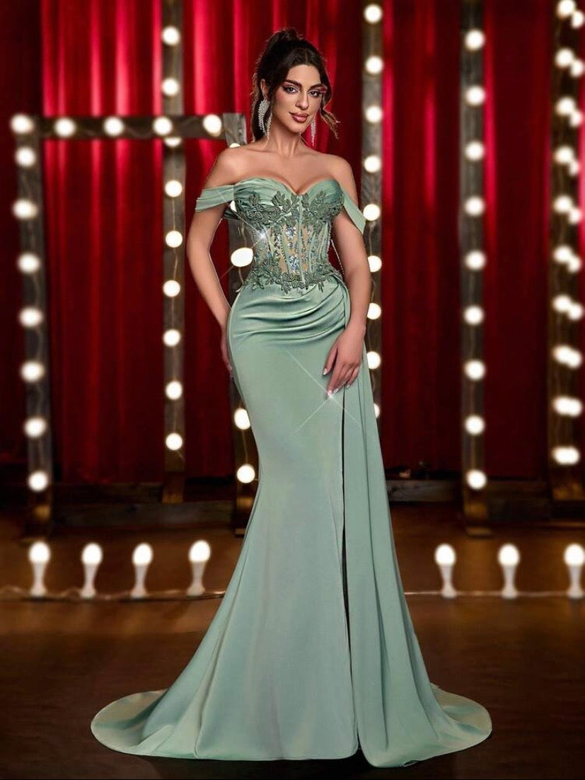 Robe de soirée luxueuse verte en satin avec dentelle, sequins et appliqués faits main, coupe sirène avec fente élégante et ourlet drapé, idéale pour événements formels et galas