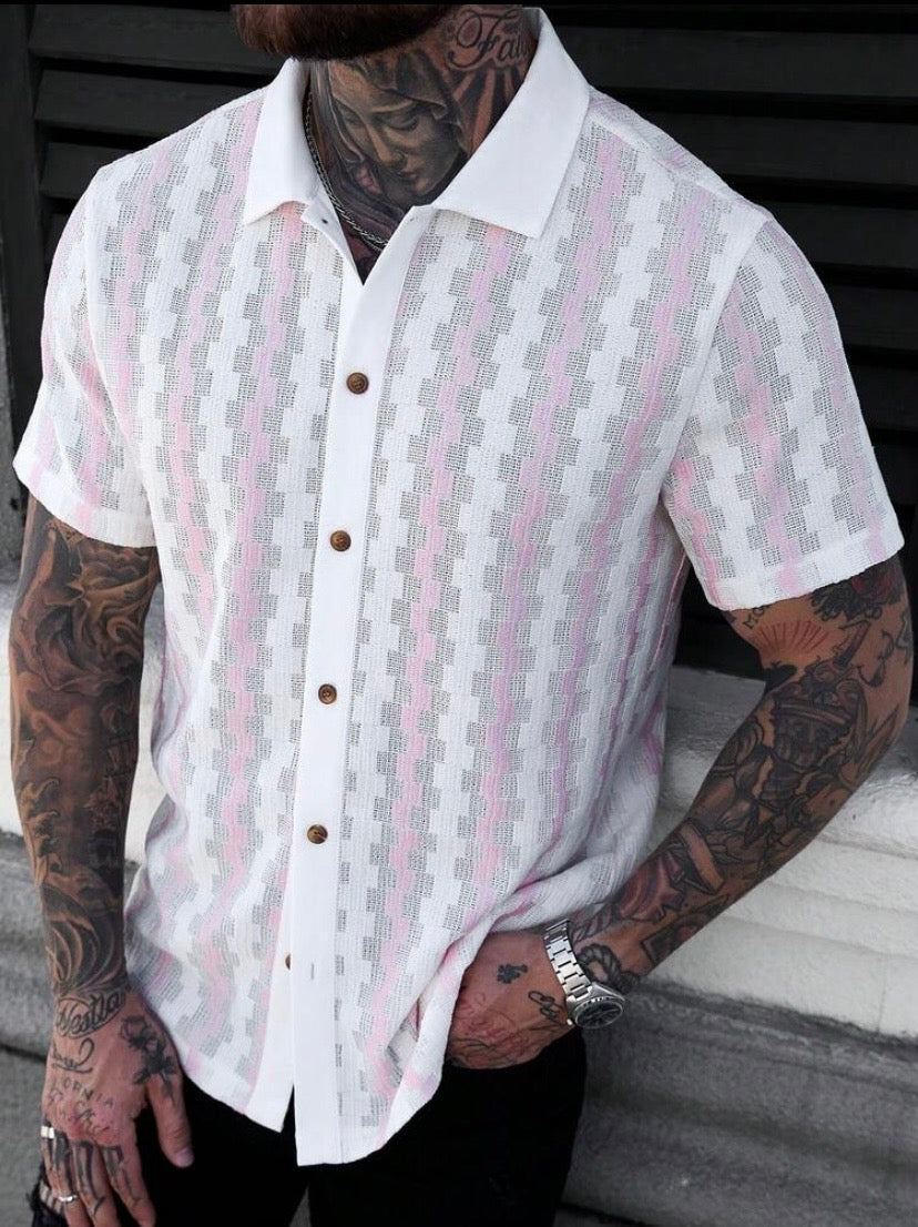 Chemise casual pour homme à manches courtes avec col à contraste et design patchwork, style estival moderne à boutonnière, idéale pour une tenue décontractée quotidienne